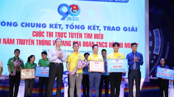 Khen thưởng đội đoạt giải  Nhì