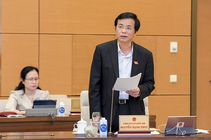 Tổng Thư ký Quốc hội, Chủ nhiệm Văn phòng Quốc hội Nguyễn Hạnh Phúc trình bày báo cáo tại phiên họp. Ảnh: Quochoi