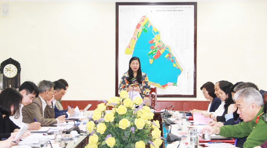 Chủ tịch Ủy ban MTTQ Việt Nam TP Hà Nội Nguyễn Lan Hương phát biểu chỉ đạo tại buổi làm việc