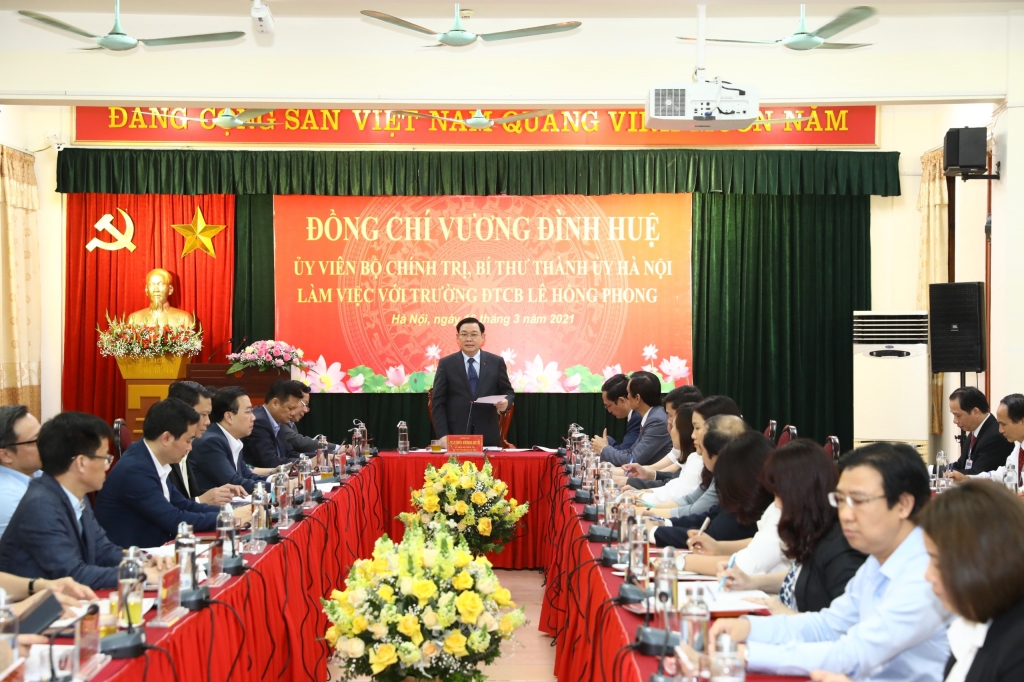Bí thư Thành ủy Vương Đình Huệ làm việc với Trường Đào tạo cán bộ Lê Hồng Phong