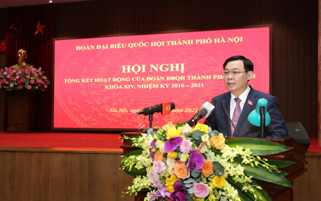 Bí thư Thành ủy, Trưởng đoàn ĐBQH TP Hà Nội Vương Đình Huệ phát biểu tại hội nghị