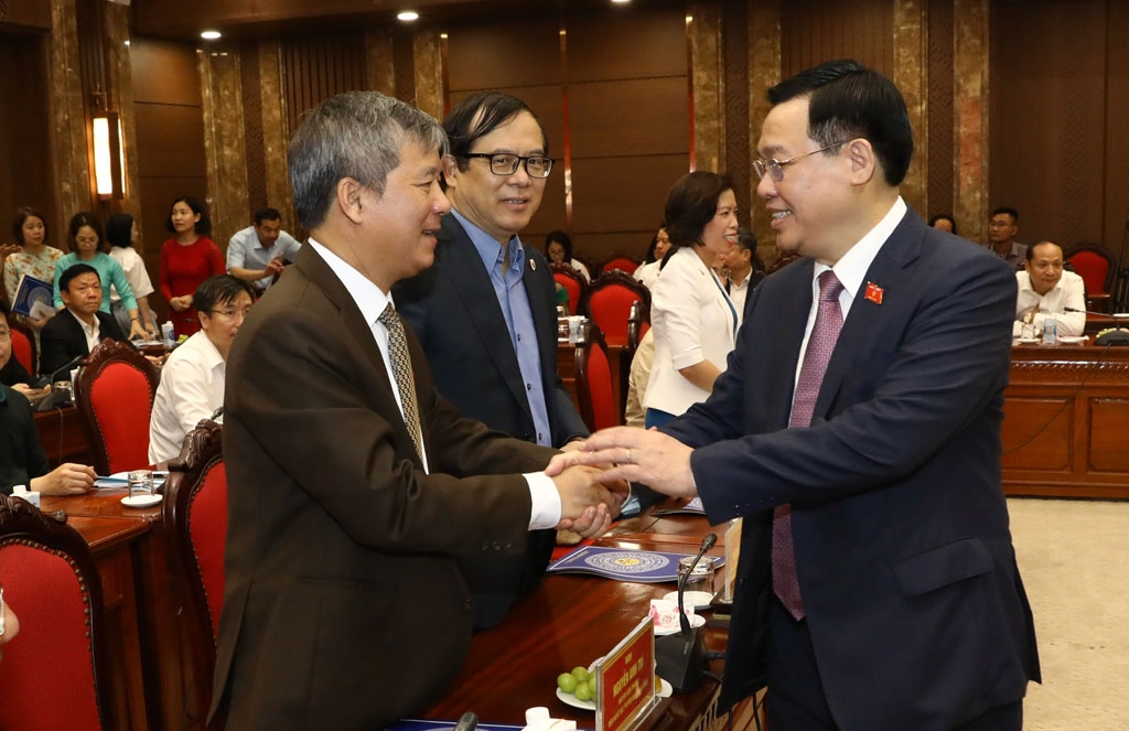 Bí thư Thành ủy, Trưởng đoàn đại biểu Quốc hội thành phố Hà Nội Vương Đình Huệ với các đại biểu dự hội nghị.
