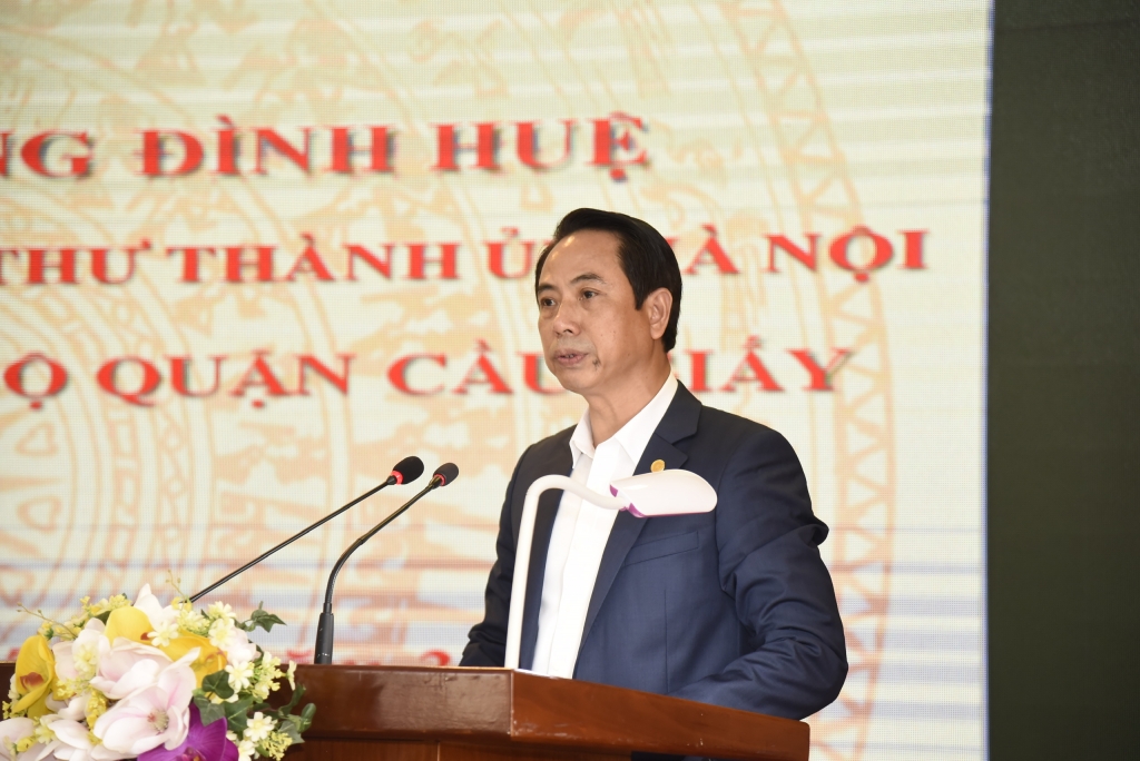 Phó Bí thư Thường trực Quận ủy, Chủ tịch HĐND quận Cầu Giấy Nguyễn Văn Chiến báo cáo tại buổi làm việc