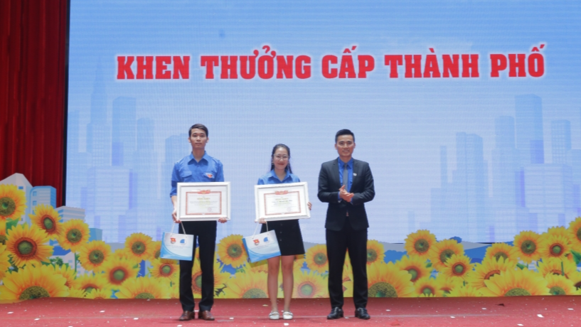 Đồng chí Lý Duy Xuân, Phó Bí thư Thành đoàn, Chủ tịch Hội đồng Đội thành phố Hà Nội  trao Bằng khen tới các tập thể xuất sắc
