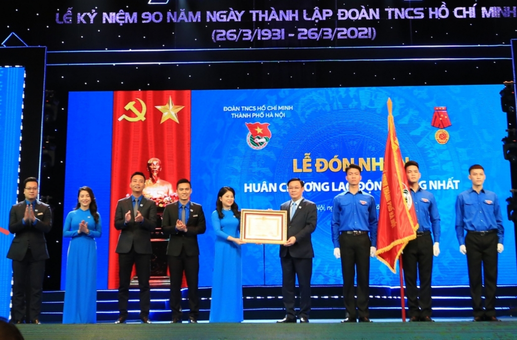 Đoàn thanh niên thành phố Hà Nội vinh dự đón nhận Huân chương lao động hạng Nhất