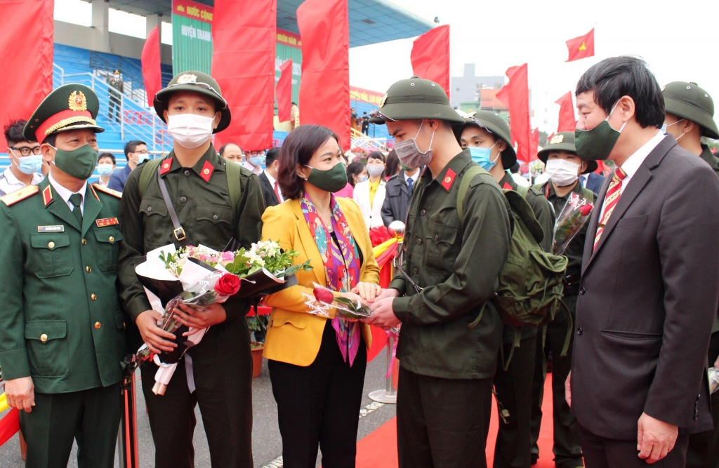 Phó Bí thư Thường trực Thành ủy Hà Nội Nguyễn Thị Tuyến tặng hoa, chúc các tân binh hoàn thành tốt nhiệm vụ tại Lễ giao nhận quân huyện Thanh Trì