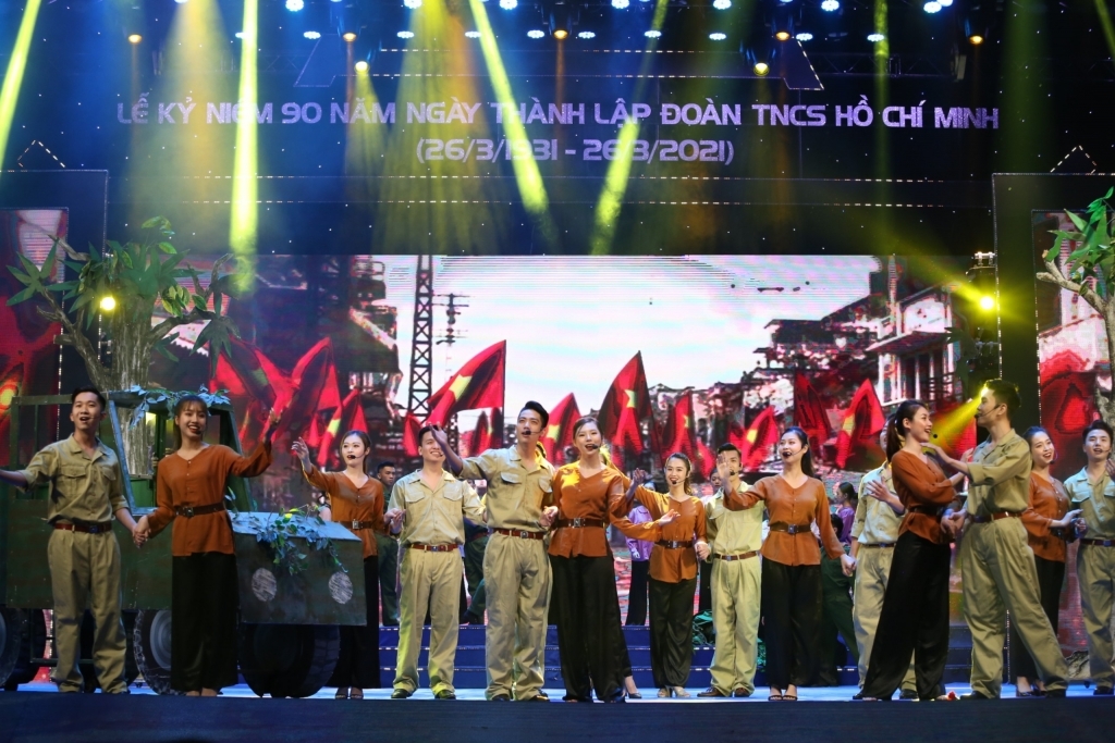 Tiết mục văn nghệ tái hiện hành trình 90 năm của tổ chức Đoàn tại chương trình Lễ kỷ niệm 90 năm Ngày thành lập Đoàn TNCS Hồ Chí Minh do Ban Thường vụ Thành đoàn Hà Nội tổ chức