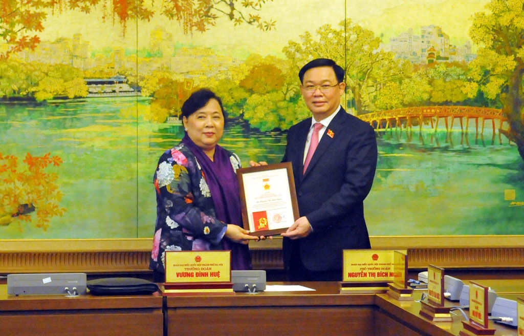 Trưởng đoàn đại biểu Quốc hội thành phố Hà Nội Vương Đình Huệ trao Kỷ niệm chương cho đại biểu Nguyễn Thị Bích Ngọc