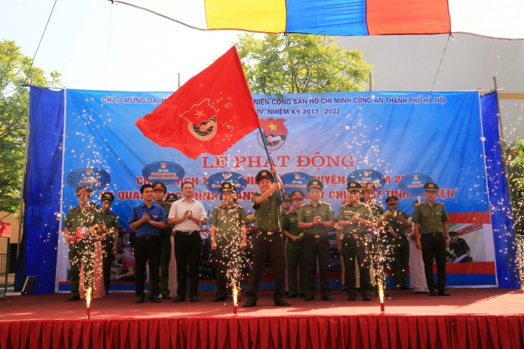 Hành trình thắp lửa tình nguyện vì nhân dân phục vụ