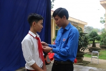 Trao huy hiệu “Tuổi trẻ dũng cảm” cho nam sinh cứu sống 3 học sinh bị đuối nước