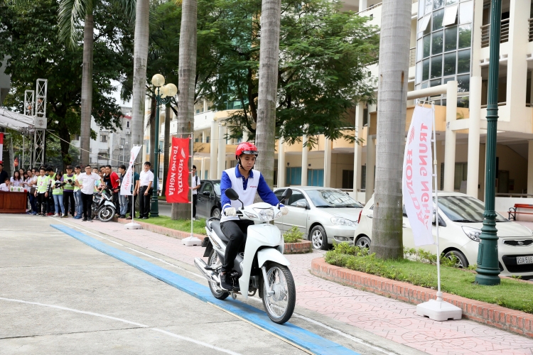 Tập huấn kiến thức an toàn giao thông cho "ét-vê" Đại học GTVT