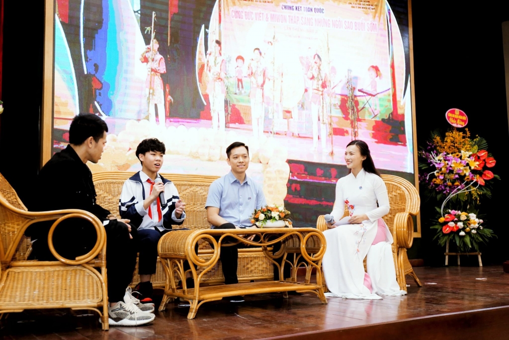 Bác Sỹ Nguyễn Việt Quang trả lời nhiều câu hỏi của các bạn trẻ tại buổi Giao lưu - Toạ đàm Gương điển hình tiên tiến do Báo Tuổi trẻ Thủ đô tổ chức