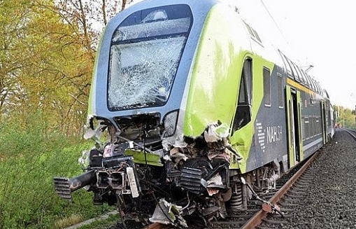 Đức: Tàu va chạm xe đầu kéo, khiến ít nhất 20 người bị thương
