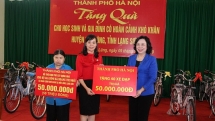 Phó Bí thư Thường trực Thành ủy Ngô Thị Thanh Hằng thăm, tặng quà người dân huyện Hữu Lũng