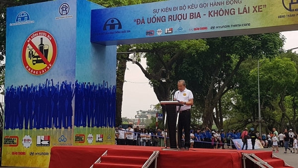 hon 5000 nguoi di bo phat dong khau hieu da uong ruou bia khong lai xe