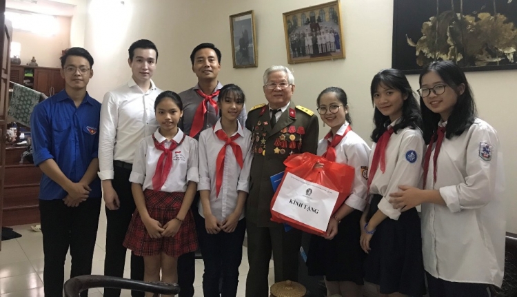 Thiếu nhi Thủ đô thăm, tặng quà các nhân chứng lịch sử trong chiến dịch Điện Biên Phủ
