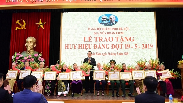 bi thu thanh uy hoang trung hai trao huy hieu dang cho dang vien lao thanh quan hoan kiem