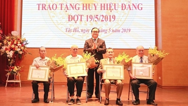 bi thu thanh uy ha noi trao huy hieu dang cho dang vien lao thanh quan tay ho