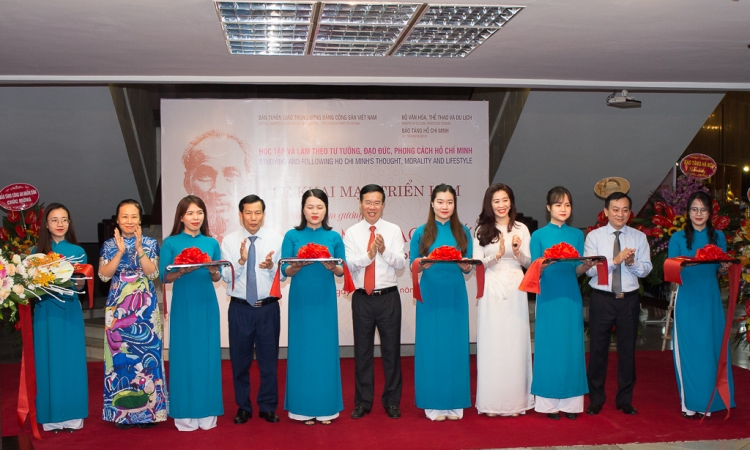 Khai mạc triển lãm “Những tấm gương bình dị mà cao quý“