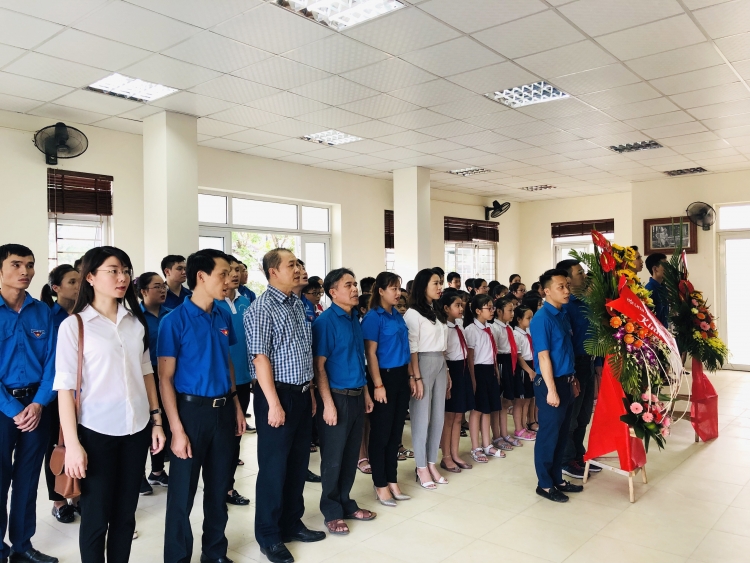 Tuổi trẻ Hoàng Mai dâng hương tưởng niệm nhân dịp kỷ niệm 129 năm ngày sinh Chủ tịch Hồ Chí Minh