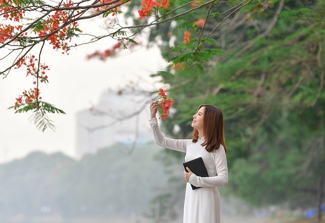 thieu nu bang khuang ky niem duoi tan phuong do ruc ven ho