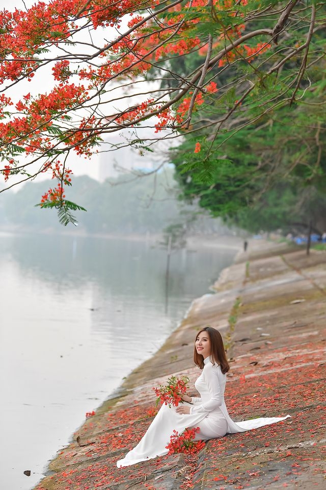 thieu nu bang khuang ky niem duoi tan phuong do ruc ven ho