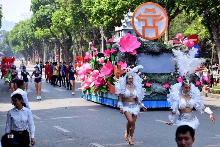 dan vu cong boc lua nhay mua duoi cai nang nhu thieu dot o ha noi