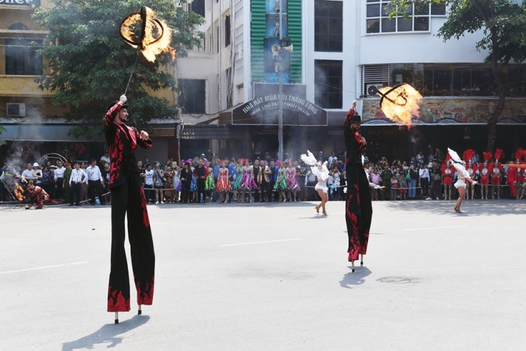 dan vu cong boc lua nhay mua duoi cai nang nhu thieu dot o ha noi