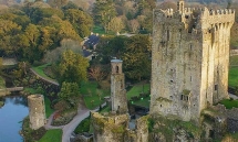 Cả ngàn người hôn viên đá bẩn nhất thế giới mong được may mắn