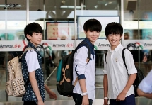 thoi trang san bay cua 3 mau tfboys cang lon cang chat