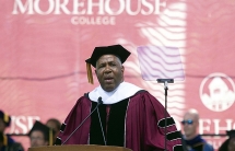 Tỷ phú Mỹ hào phóng trả nợ cho 400 sinh viên