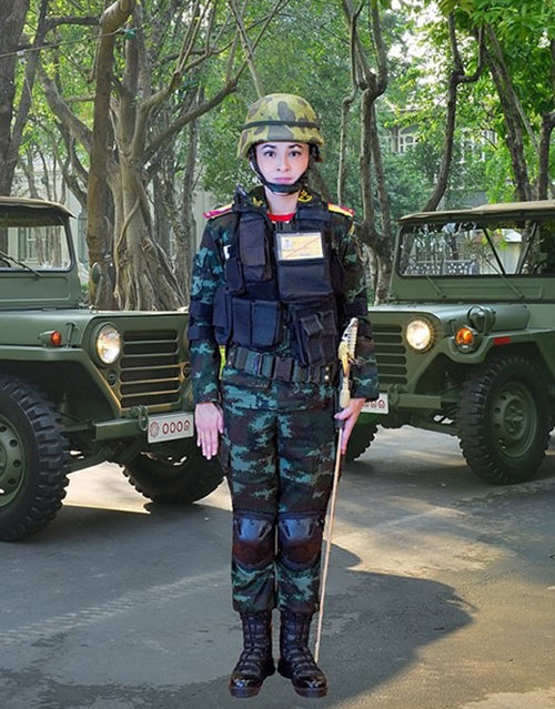 thai lan tung bo anh hoang hau trong 20 trang phuc