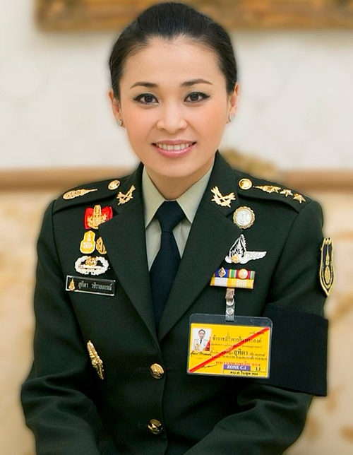 thai lan tung bo anh hoang hau trong 20 trang phuc