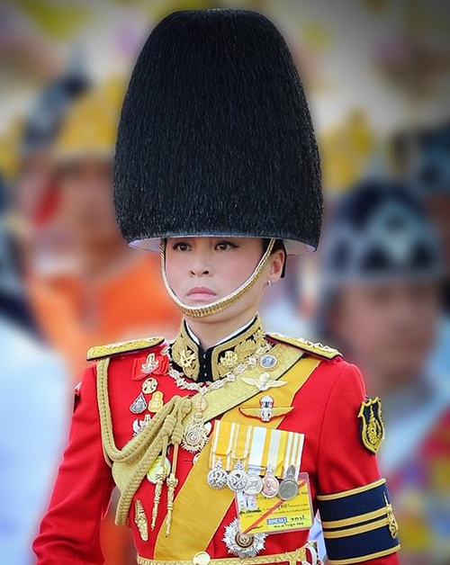 thai lan tung bo anh hoang hau trong 20 trang phuc