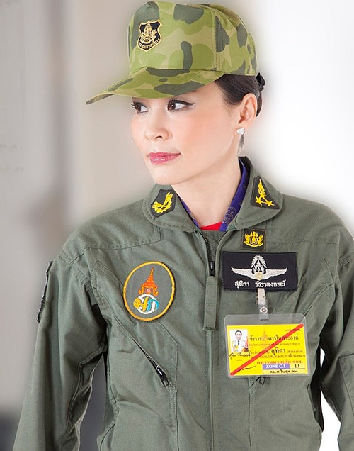 thai lan tung bo anh hoang hau trong 20 trang phuc