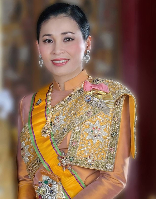 thai lan tung bo anh hoang hau trong 20 trang phuc