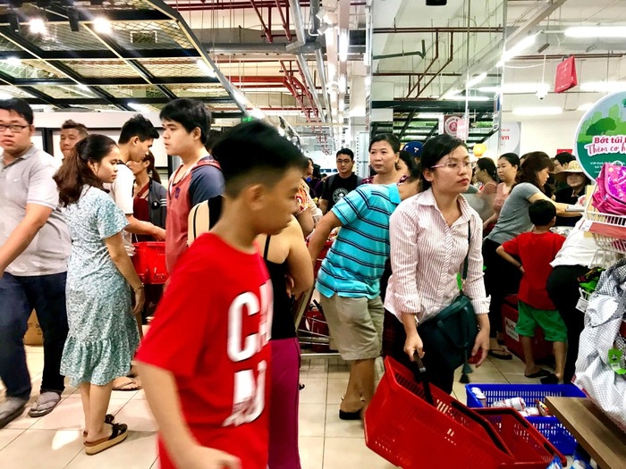 nhieu chi nhanh auchan bi can quet an banh socola khong tra tien qua kinh khung