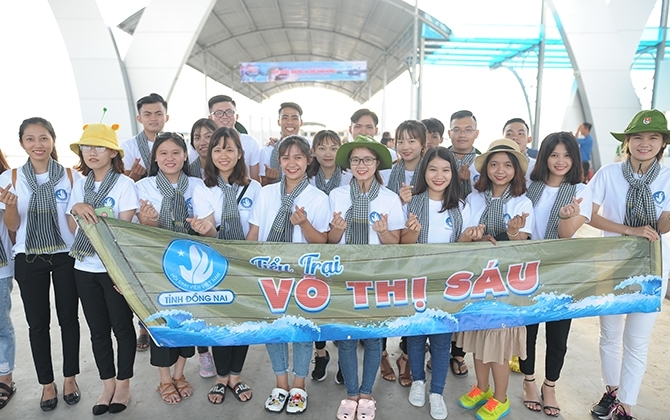 400 sinh vien tieu bieu tham gia chuong trinh tiep buoc nhung nguoi anh hung