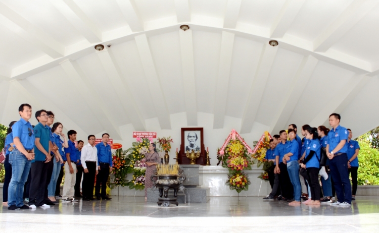 cung can bo tre pv gas tham gia cac hoat dong gan ket cong dong