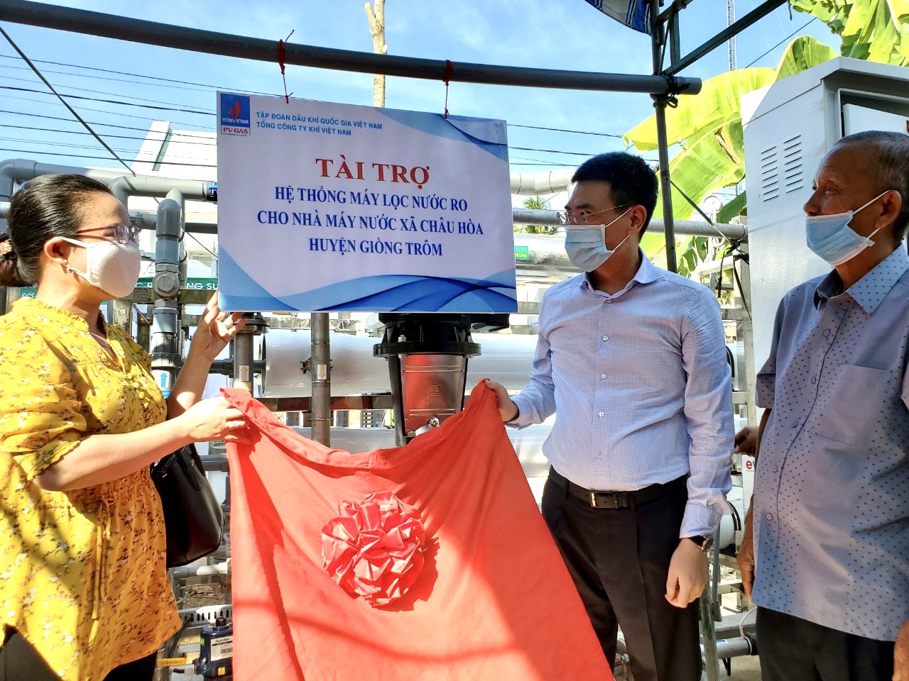 pv gas trao tang 2 he thong loc nuoc cho nhan dan ben tre