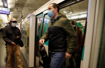 Tàu điện ngầm Pháp chen chúc người trong dịch COVID-19