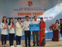 Tặng quà của Đoàn tới thiếu nhi vượt khó học tốt huyện Chương Mỹ