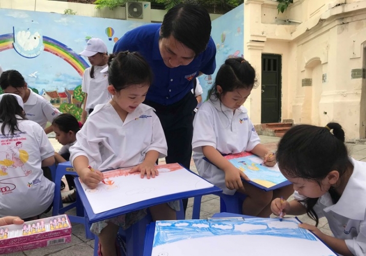 dung de tre lam viec tren dong ruong hay de tre nuoi duong uoc mo