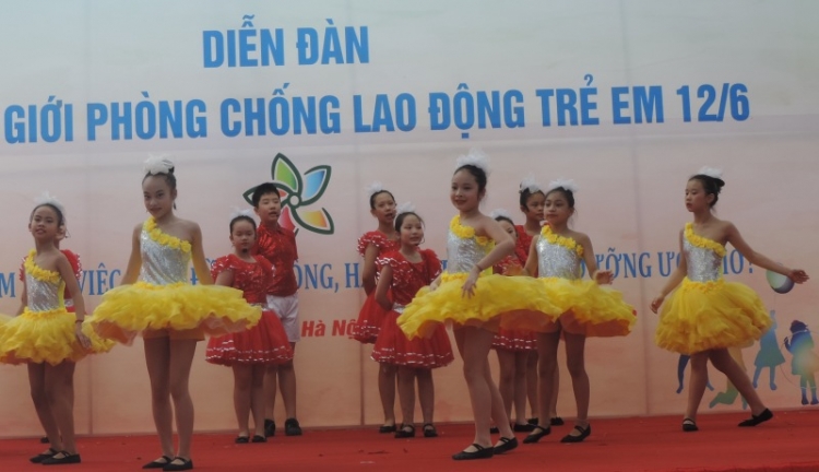 dung de tre lam viec tren dong ruong hay de tre nuoi duong uoc mo