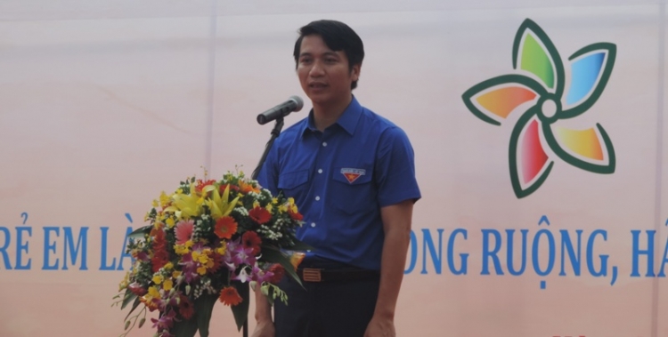 dung de tre lam viec tren dong ruong hay de tre nuoi duong uoc mo