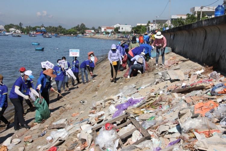 2000 thanh nien ra quan lam sach bien