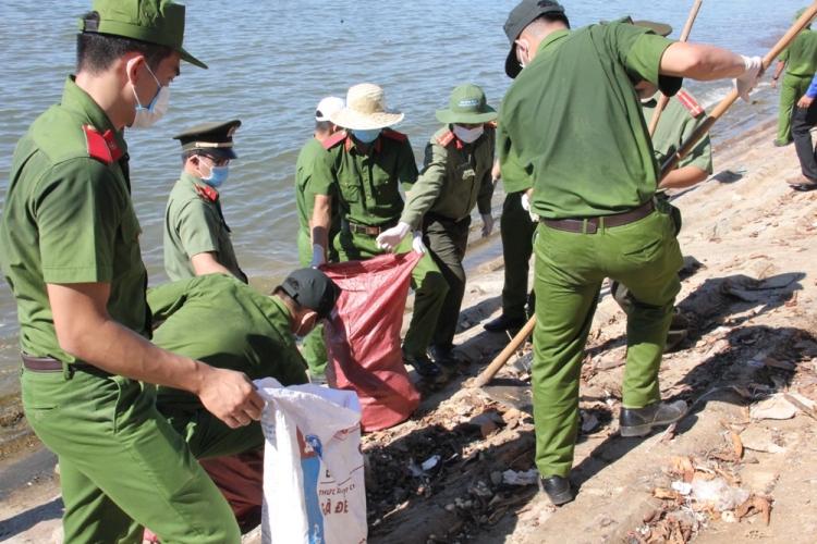 2000 thanh nien ra quan lam sach bien