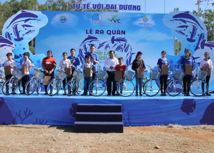 2000 thanh nien ra quan lam sach bien