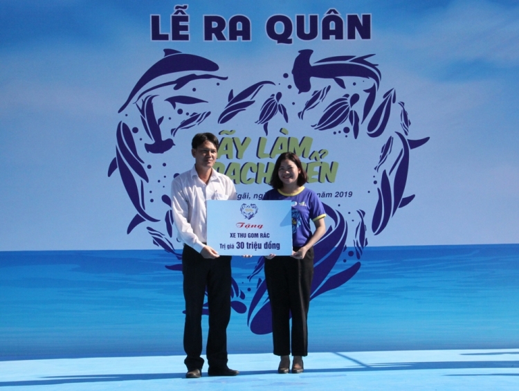 2000 thanh nien ra quan lam sach bien