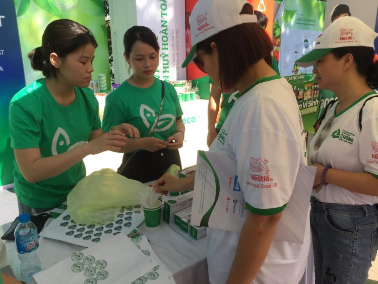 Thủ tướng Nguyễn Xuân Phúc dự Lễ ra quân toàn quốc phong trào chống rác thải nhựa thu tuong nguyen xuan phuc du le ra quan toan quoc phong trao chong rac thai nhua